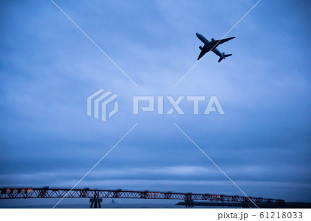 曇り空の中を離陸する飛行機 61218033
