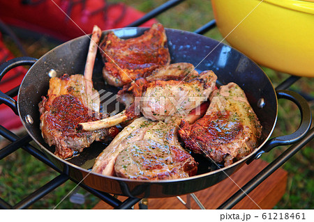 キャンプでラムチョップ 61218461