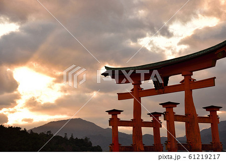 広島県 宮島 厳島神社 嚴島神社 の大鳥居の写真素材