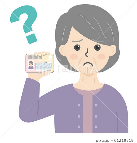 マイナンバーカードを持ってる高齢女性(困る・悩む) マイナンバーカードを持ってる高齢女性(困る・悩む) 61219519
