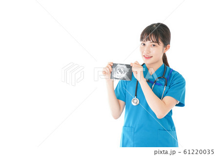 妊婦のエコー画像と笑顔の若いナース 61220035