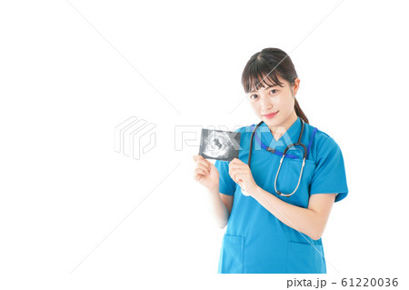 妊婦のエコー画像と笑顔の若いナース 61220036