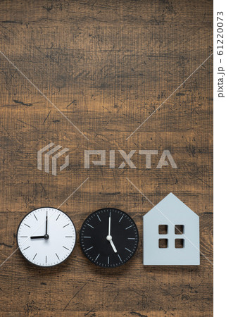 働き方改革のイメージ　時計と家 61220073