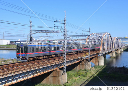 荒川橋梁を渡る京成電鉄3500形電車 荒川橋梁を渡る京成電鉄3500形電車 61220101