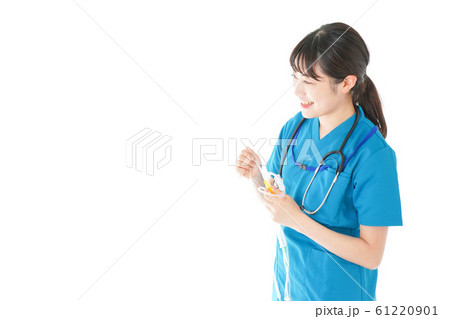 点滴を使う笑顔の若いナース 点滴を使う笑顔の若いナース 61220901