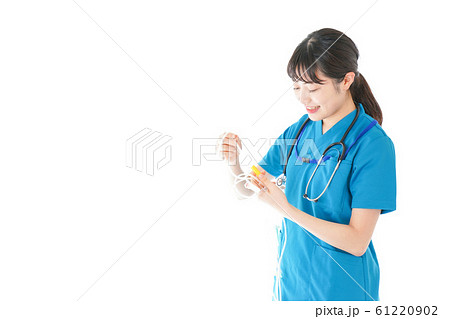 点滴を使う笑顔の若いナース 点滴を使う笑顔の若いナース 61220902