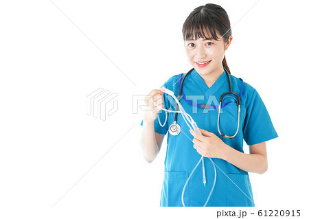 点滴を使う笑顔の若いナース 点滴を使う笑顔の若いナース 61220915