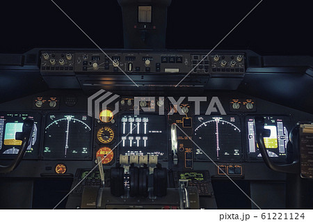 旅客機のコックピット 61221124
