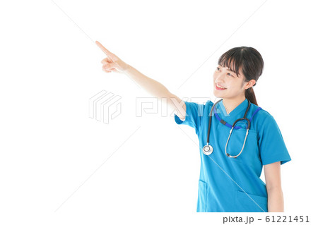 指をさす笑顔の若いナース 指をさす笑顔の若いナース 61221451