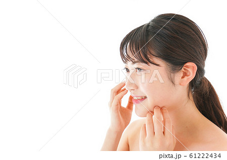 ビューティーケアをする若い女性 61222434