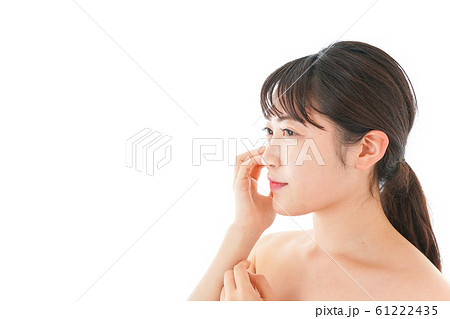 ビューティーケアをする若い女性 ビューティーケアをする若い女性 61222435