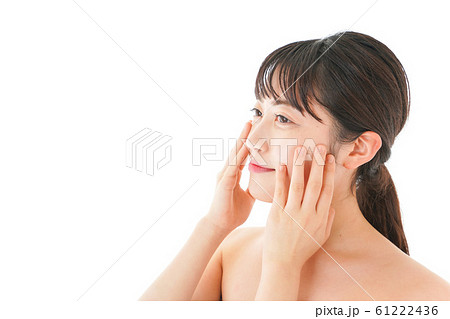 ビューティーケアをする若い女性 61222436