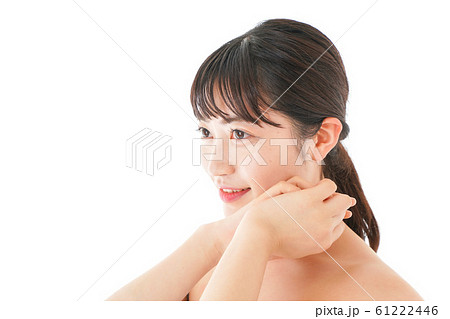 ビューティーケアをする若い女性 ビューティーケアをする若い女性 61222446