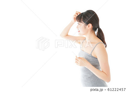 ビューティーケアをする若い女性 ビューティーケアをする若い女性 61222457