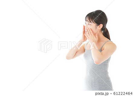 ビューティーケアをする若い女性 61222464