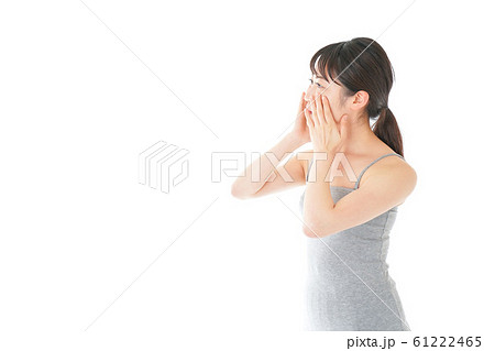 ビューティーケアをする若い女性 61222465