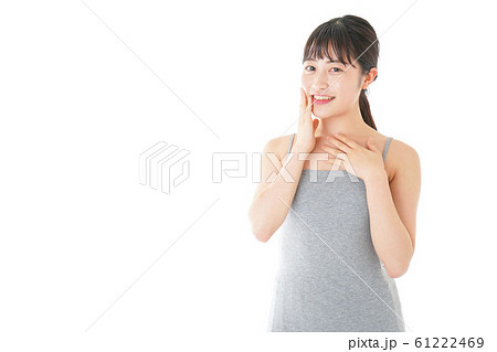 ビューティーケアをする若い女性 61222469