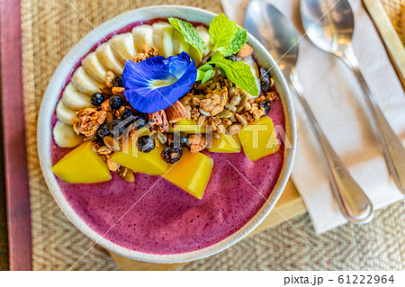 Mixed berry yogurt bowl Mixed berry yogurt bowl 61222964