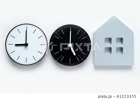 働き方改革のイメージ　時計と家 61223355