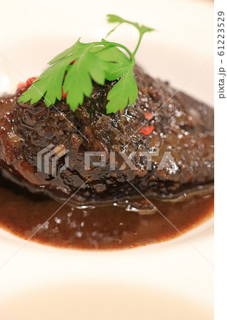 牛ほほ肉の赤ワイン煮 61223529