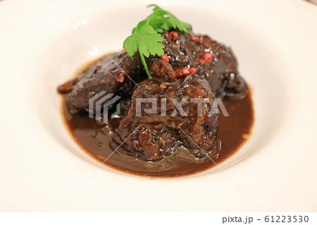 牛ほほ肉の赤ワイン煮 61223530