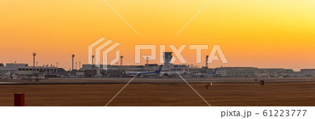 美しい夕焼けの空港 Beautiful sunset color airport 美しい夕焼けの空港 Beautiful sunset color airport 61223777