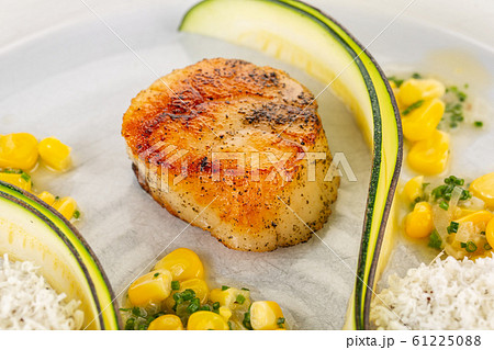 Roasted scallop, served with canned corn 61225088