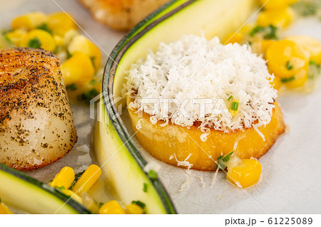 Scallop with grated parmesan cheese and zucchini 61225089