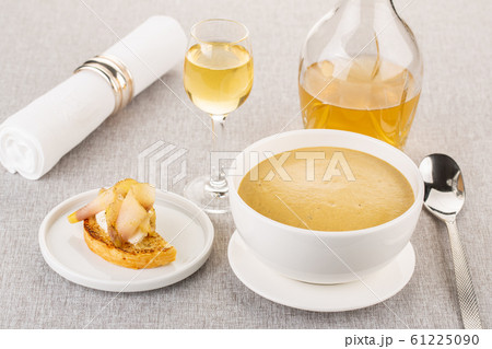 Soup puree with pieces of lard and white bread, served with horseradish 61225090