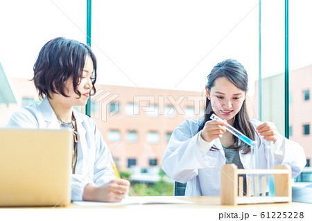 実験する若い女性 研究室　撮影協力「近畿大学」 61225228
