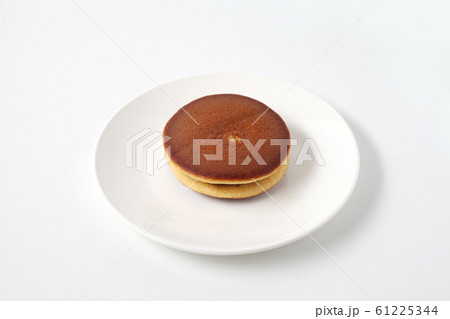 どら焼き 日本のお菓子 和菓子 白背景 どら焼き 日本のお菓子 和菓子 白背景 61225344