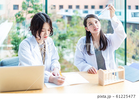 実験する若い女性 研究室 撮影協力「近畿大学」 実験する若い女性 研究室 撮影協力「近畿大学」 61225477