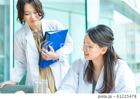実験する若い女性 研究室 撮影協力「近畿大学」 実験する若い女性 研究室 撮影協力「近畿大学」 61225478