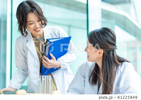 実験する若い女性 研究室 撮影協力「近畿大学」 実験する若い女性 研究室 撮影協力「近畿大学」 61225849