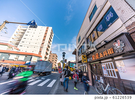 日本の川崎都市景観　川崎大師駅前から川崎大師へと続く表参道などを望む 61226539