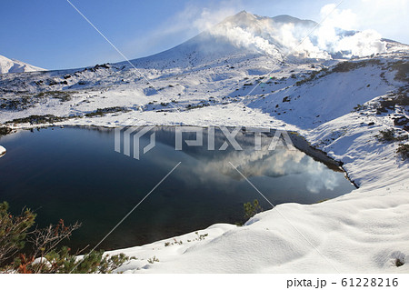 雪の大雪山_旭岳と夫婦池 61228216