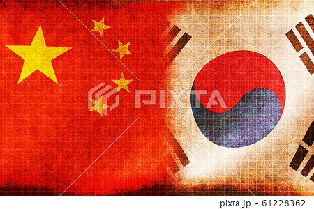 中国 韓国 国旗ミックス バナー 背景素材 汚れ 焦げ 紛争 対立 緊張状態 のイラスト素材