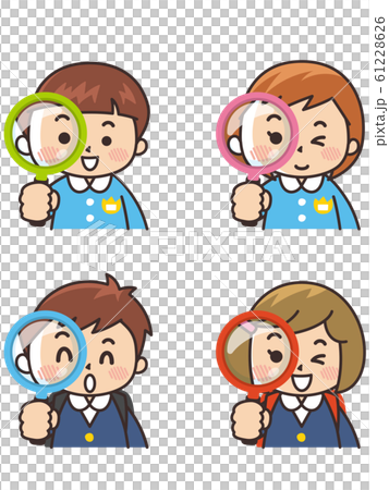 托兒所兒童和小學生正在通過放大鏡看 托兒所兒童和小學生正在通過放大鏡看 61228626