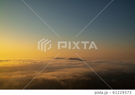 雲海広がる朝　野呂山鉢巻山展望台より 61229373
