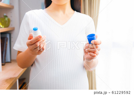 痒み止め薬を使う妊婦 痒み止め薬を使う妊婦 61229592