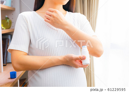 痒み止め薬を使う妊婦 61229595