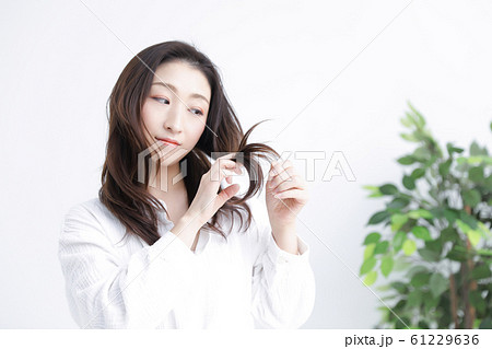 ダメージヘアに悩む女性 61229636