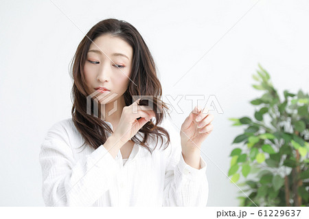 ダメージヘアに悩む女性 61229637