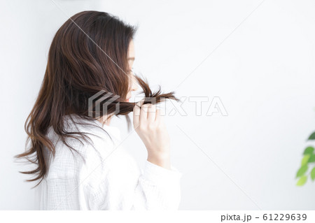 ダメージヘアに悩む女性 61229639