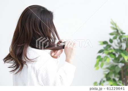 ダメージヘアに悩む女性 61229641