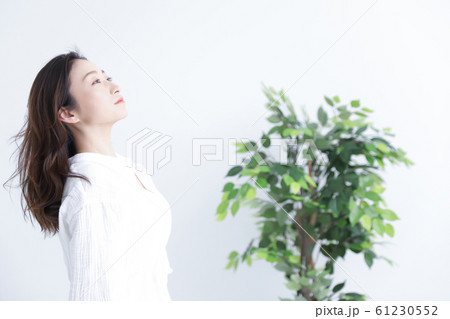 髪の毛がなびく女性 61230552