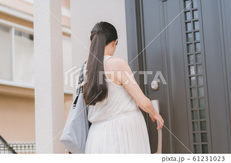 pregnant woman pregnant woman 61231023