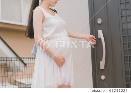 pregnant woman pregnant woman 61231025