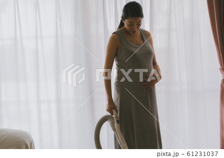 pregnant woman 61231037