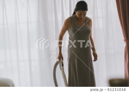 pregnant woman pregnant woman 61231038